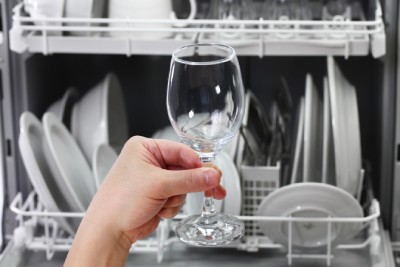 Un lave-vaisselle avec osmoseur vous évite d'avoir des traces sur vos verres